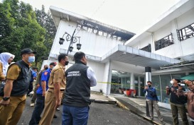 Tinjau Lokasi Kebakaran, Ridwan Kamil Ingatkan ASN Kota Bandung Tetap Layani Publik