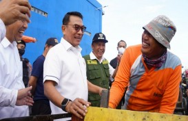 Kepala Staf Kepresidenan, Tinjau Kegiatan Penyaluran BBM untuk Nelayan di Tegal