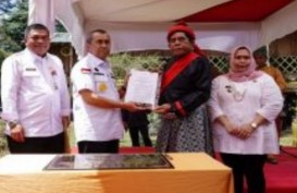 Gubernur Riau Serahkan SK Hukum dan Hutan Adat Suku Sakai Bathin Sobanga Seluas 207 Ha