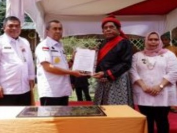 Gubernur Riau Serahkan SK Hukum dan Hutan Adat Suku Sakai Bathin Sobanga Seluas 207 Ha