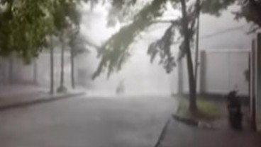 Viral Video Hujan Deras Mirip Air Terjun dari Langit di Bekasi, Fenomena Apa?