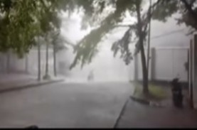 Viral Video Hujan Deras Mirip Air Terjun dari Langit…