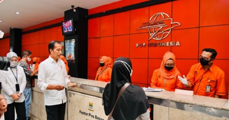 Presiden Joko Widodo menyerahkan bantuan langsung tunai (BLT) BBM dan bantuan subsidi upah (BSU) kepada para penerima manfaat di Kantor Pos Kota Bandung, Provinsi Jawa Barat, pada Kamis (13/10/2022). Dok. Setpres RI. 