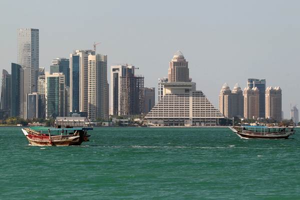 Bangunan-bangunan tampak dari garis pantai Doha, Qatar./Reuters