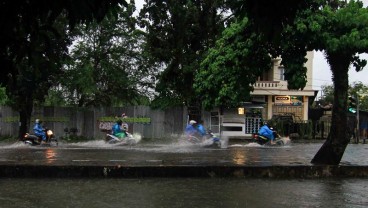 Padang Dilanda Hujan Lebat, Banjir Menggenangi Jalan di Sejumlah Titik