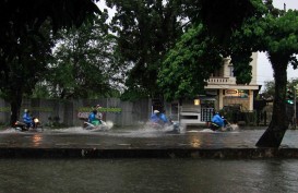 Padang Dilanda Hujan Lebat, Banjir Menggenangi Jalan di Sejumlah Titik
