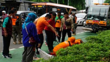 Cegah Genangan, Tali Air di Sepanjang Jalan Sudirman Jakarta Dibersihkan