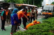 Cegah Genangan, Tali Air di Sepanjang Jalan Sudirman Jakarta Dibersihkan