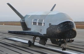 Pesawat Ruang Angkasa X-37B Mendarat di Bumi, Akhiri Rekor 908 Hari di Luar Angkasa