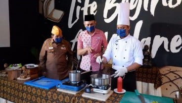 Aston Inn Pandanaran Semarang Ajak Veteran Perang Memasak Bandeng Kuah Asam