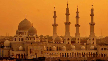 Foto-Foto Mewahnya Arsitektur Masjid Raya Sheikh Zayed Solo