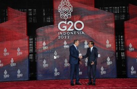Jokowi Jabat tangan Menlu Rusia Lavrov, Usai Dikabarkan Masuk RS