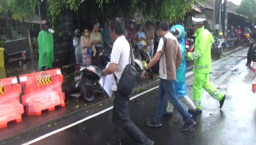 Polisi Amankan Perempuan yang Bentangkan Poster Saat Joe Biden Melintas