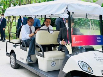 KTT G20: Jokowi Ajak Presiden Rwanda Naik Mobil Golf, Ini yang Dibahas
