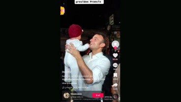 Momen Presiden Macron Gendong Bayi Warga, Sang Ibu Kegirangan!