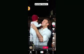 Momen Presiden Macron Gendong Bayi Warga, Sang Ibu Kegirangan!