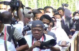 Kocak! Menteri Basuki Nyempil Jadi Fotografer Jokowi di Taman Mangrove