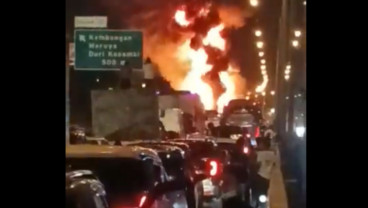 Truk Tangki Pertamina Terbakar di Tol JORR Cengkareng, Buat Macet Parah