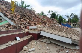 Jalan di Cianjur Tertimbun Longsor Usai Diguncang Gempa M 5,6