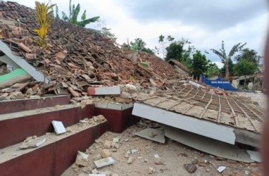 Jalan di Cianjur Tertimbun Longsor Usai Diguncang Gempa M 5,6
