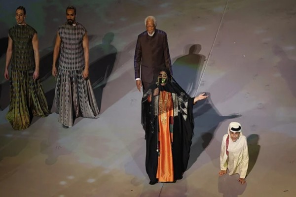 Aktor Aktor Morgan Freeman (ketiga dari kiri) tengah tampil bersama penyandang disabilitas Ghanim Al-Muftah (kanan) dalam pembukaan Piala Dunia 2022./Bisnis-Video