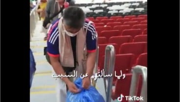 Keren! Suporter Jepang Ramai-Ramai Bersihkan Sampah di Stadion Al Bayt Qatar