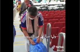 Keren! Suporter Jepang Ramai-Ramai Bersihkan Sampah di Stadion Al Bayt Qatar