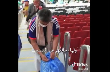 Keren! Suporter Jepang Ramai-Ramai Bersihkan Sampah di Stadion Al Bayt Qatar