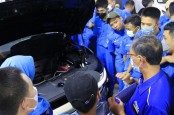 Pelajar SMK Belajar Mobil Listrik di GIIAS Semarang