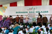 Momen Iriana Bermain dengan Anak PAUD dan Tinjau Pengrajin Tenun di Palembang