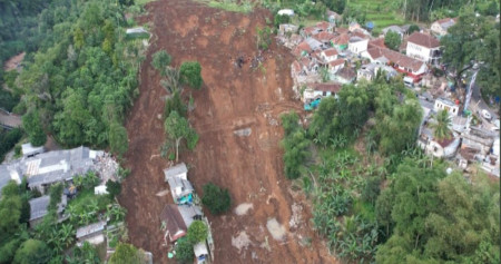 Sebanyak 90 personel  dan peralatan pendukung termasuk anjing pelacak diterjunkan ke titik pencarian di Kampung Cugenang RT 02, Kampung Rawa Cina Desa Nagrak, Kampung Salakawung Desa Sarampat, dan di Warung Sate Sinta, Kamia (24/11/2022). JIBI/Bisnis-Nancy Junita @bnpbrnrn