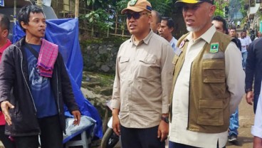 Gubernur Sumbar Serahkan 1,2 Ton Rendang di Lokasi Gempa Cianjur