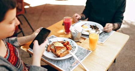 Kebiasaan menggunakan garpu atau sendok salah satu contoh dari asimilasi/Pexels
