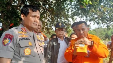 Helikopter P-1103 Jatuh, Polri Temukan 11 Serpihan di Pantai Burung Mandi