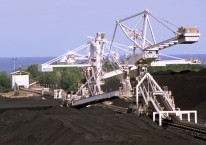 Ujung dari overland conveyor memindahkan batu bara dari tambang Sangatta milik Kaltim Prima Coal, anak usaha Bumi Resources (BUMI) untuk dikirim ke pelabuhan. - Bloomberg/Claire Leow