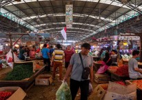 Pedagang beraktivitas di salah satu pasar tradisional di Jakarta, Selasa (25/10). JIBI/Bisnis/Abdurachmanrn. Mengintip Prospek Inflasi November 2022, Kembali Melambat?