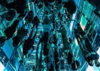 Refleksi pengunjung yang melihat instalasi seni imersif berjudul \\&quot;Machine Hallucinations â Space: Metaverse\\&quot; oleh Refik Anadol di Digital Art Fair Asia yang menampilkan seni digital dan NFT di Hong Kong./Bloomberg-Lam Yik