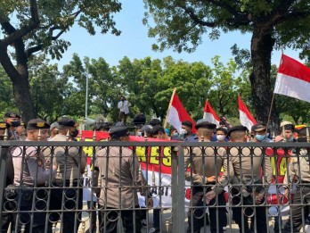 Demonstrasi Tolak Reuni 212 di Depan Balai Kota