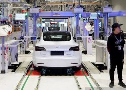 Luhut Pede Tesla Bakal Bikin Pabrik Mobil Listrik di Indonesia