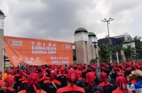 Massa Demo Buruh Mulai Bergerak ke Balai Kota, Tuntut…
