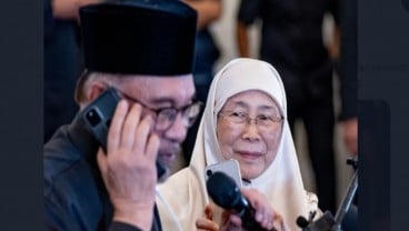 Pujian Anwar Ibrahim untuk Wan Azizah yang Berulang Tahun Ke-70