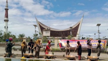 Masyarakat Sumbar Memasak Rendang Massal untuk Korban Gempa Cianjur