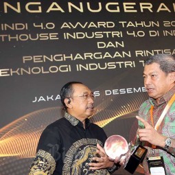 Asia Pacific Rayon (APR) Terima Penghargaan National Lighthouse Industry 4.0