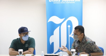 MEDIA VISIT ALAMI GROUP-HIJRA BANK - CEO Alami Group Dima Djani (kiri) bersama dengan Wakil Pemimpin Redaksi Bisnis Indonesia Fahmi Achmad saat Media Visit ALAMI Group-Hijra Bank di Kantor Redaksi Bisnis Indonesia, Jakarta, Rabu (7/12/2022)./Bisnis/Eusebio Chrysnamurti.