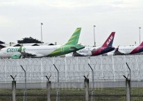 Sejumlah pesawat terpakir di Bandara Soekarno Hatta, Tangerang, Banten, Jumat (24/4/2020). Bisnis/Eusebio Chrysnamurti