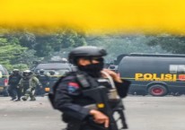Anggota Gegana Polda Jabar melakukan proses sterilisasi tempat kejadian perkara dugaan bom bunuh diri di Polsek Astanaanyar, Bandung, Jawa Barat, Rabu (7/12/2022). ANTARA FOTO/Raisan Al Farisi/aww