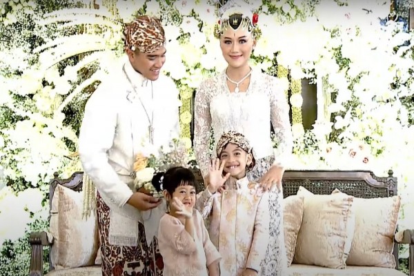 Momen cucu Presiden Jokowi Jan Ethes dan Sedah Mirah memberikan cincin kawin kepada pasangan Kaesang Pangarep dan Erina Gudono. Dok. Youtube Presiden RI.