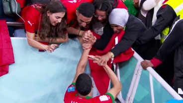 Bawa Maroko ke Semifinal, Hakimi Kembali Hampiri Sang Ibunda di Tribun