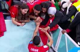 Bawa Maroko ke Semifinal, Hakimi Kembali Hampiri Sang Ibunda di Tribun