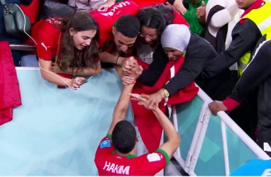 Bawa Maroko ke Semifinal, Hakimi Kembali Hampiri Sang Ibunda di Tribun